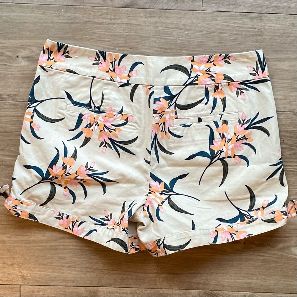 NWT LOFT Floral Shorts - Picture 2 of 9